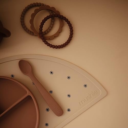 Miniatura 3 de mushie Mantel individual de silicona para niños, diseño antideslizante sin BPA (margarita negra)