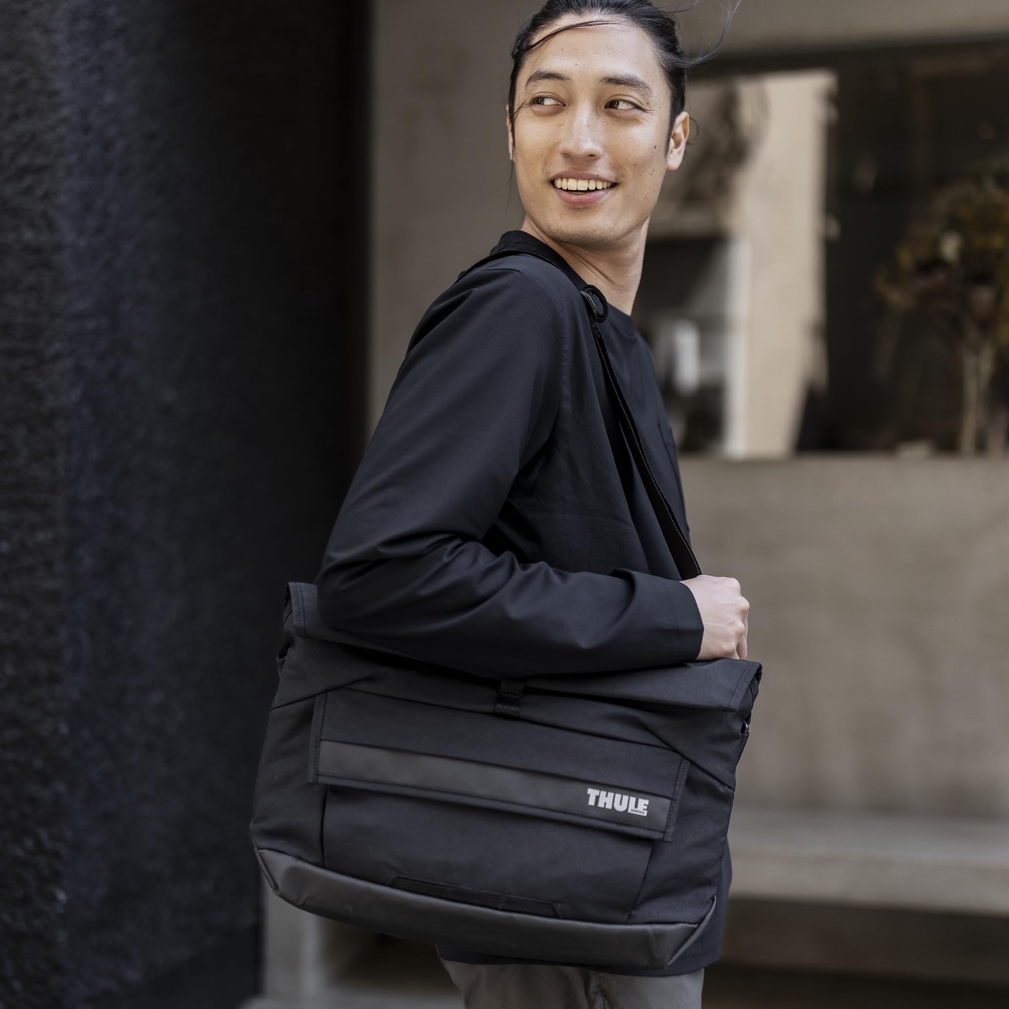 Thule Paramount 14L Crossbody Bag - Crossbody Bag for Women and Men - Padded Laptop Sleeve fits 14