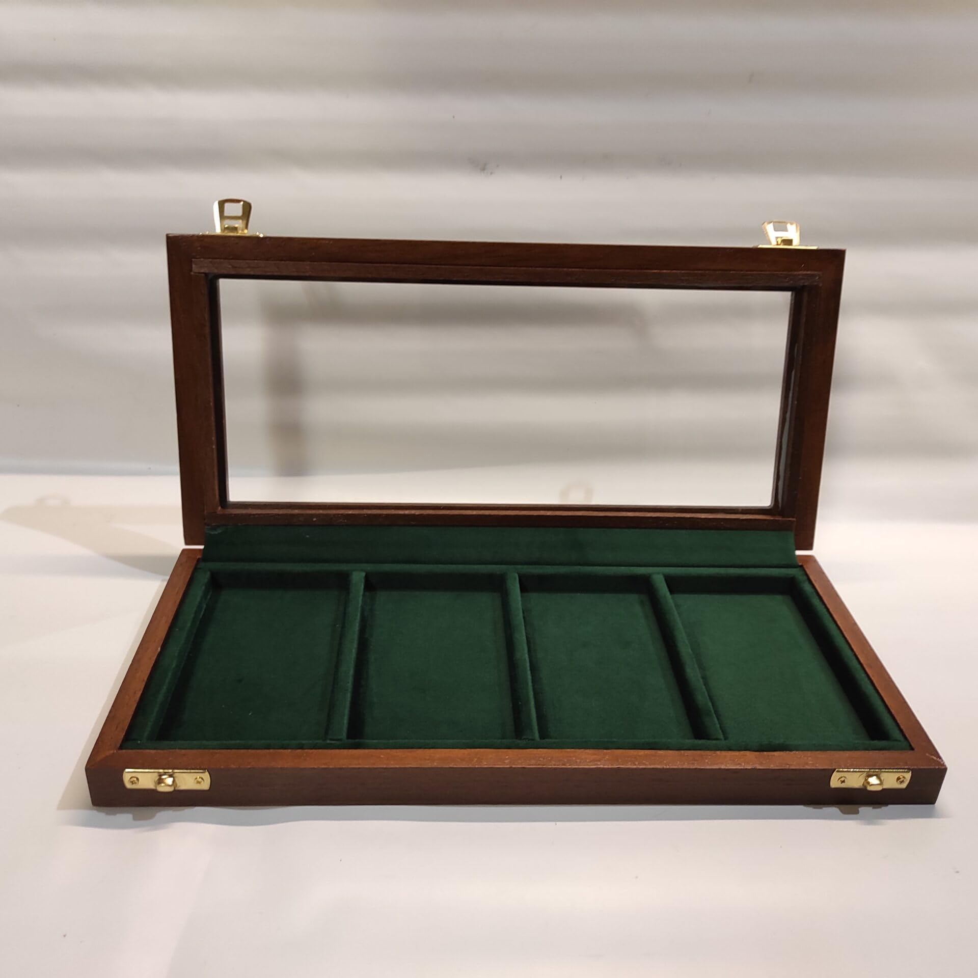 Handgefertigte Medaillen Vitrine aus Massivholz und Samt für 4 Medaillen mit Glasdeckel, nummeriert und Zertifiziert