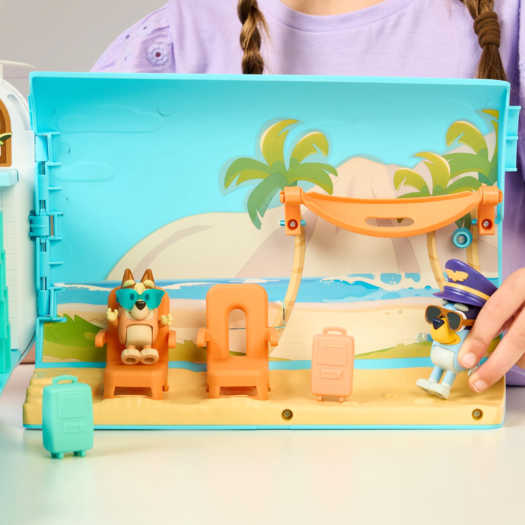 BLUEY - 3-in-1-Flugzeug, Pilot und Bingo gehen in den Urlaub und das Flugzeug verwandelt Sich in Hotel, Boot und Strand, 10 Zubehörteile, Spielzeug mit Sounds, ab 3 Jahren, Berühmt (BLY75000)
