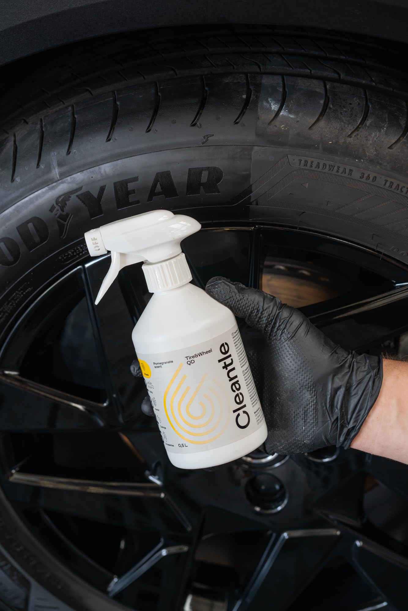 Tire & Wheel QD 5L Reifenpflege und Felgenversiegelung mit UV-Schutz, Hydrophober Abperl-Effekt, Reifen-Glanz & Felgenschutz, Quick Detailer für alle Reifen & Felgen, Pomegranate Duft