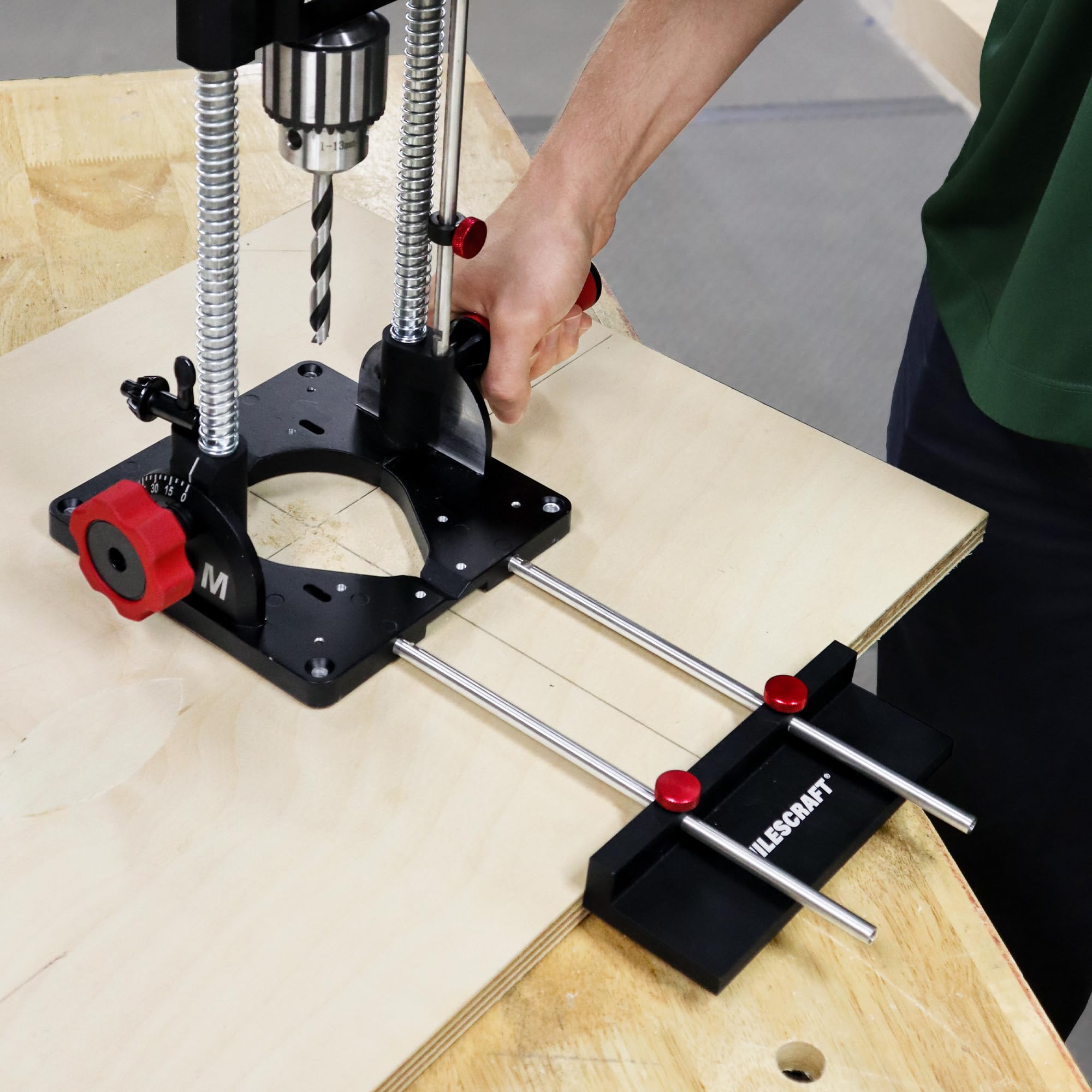 Milescraft 1349 Clôture de forage – Fixation de guidage de bord de perceuse portable pour perceuse Milescraft 1348 DrillMatePRO. Gamme de 1-7/16" à 31-5/8" avec construction en métal pour percer des