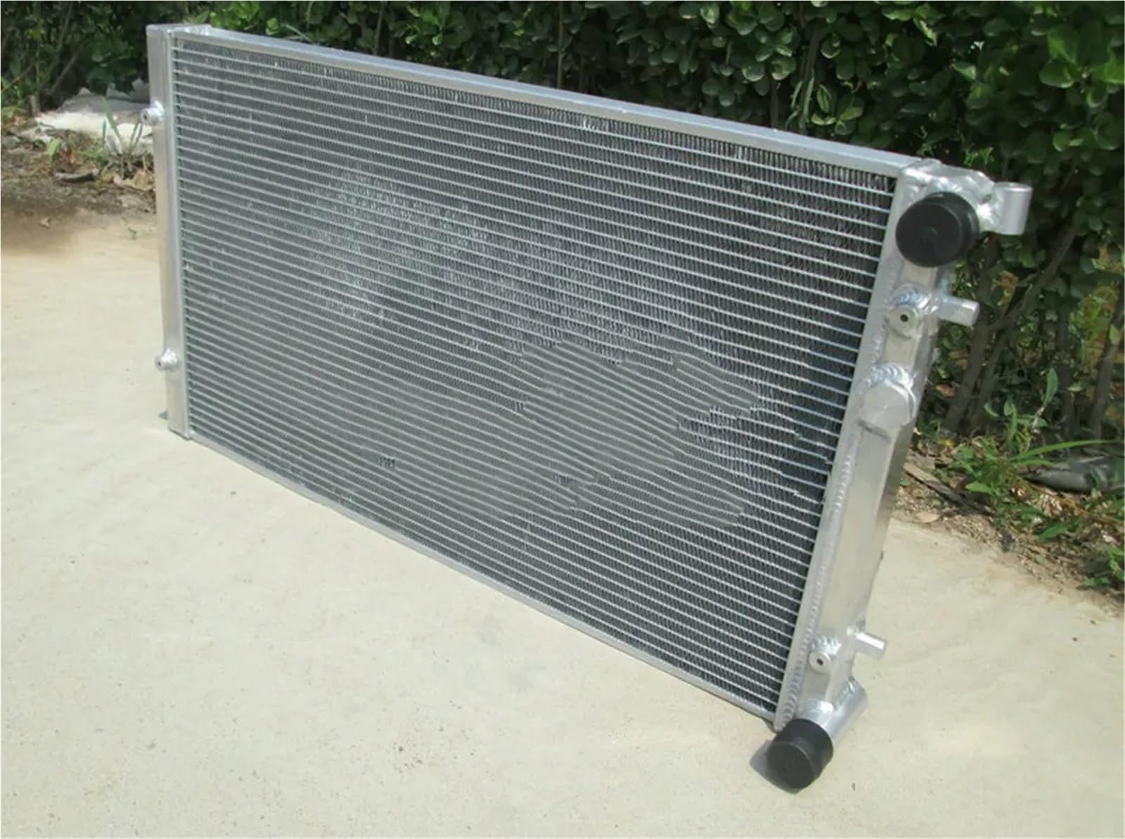 Radiatora Steam Deck Chłodnica aluminiowa do VW GOLF GTI/BORA MK4 IV, pasuje do AUDI A3/TT, pasuje do SEAT LEON/TOLEDO, 1.8T + wentylator Aluminiowy radiator(Dark Grey)