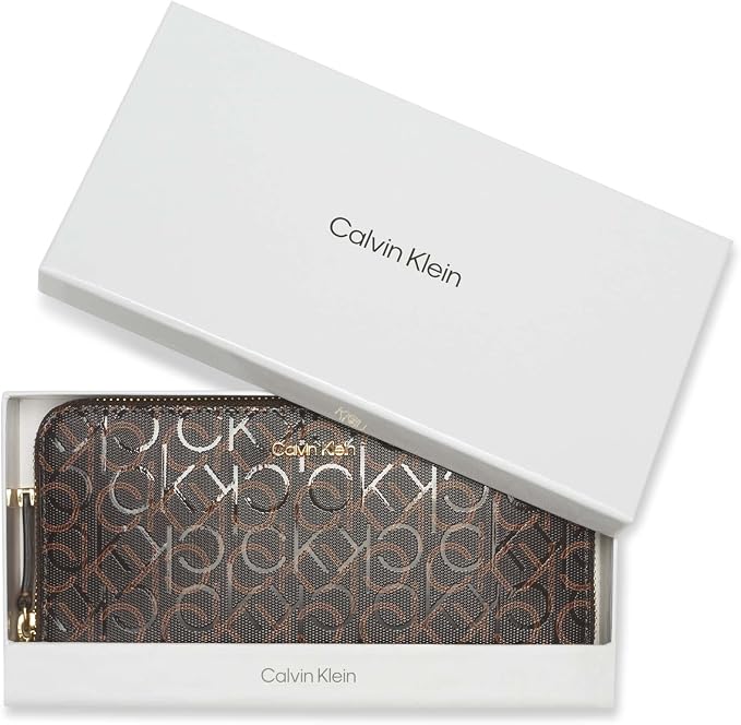 Carteira Calvin Klein dentro de uma caixa branca de presente com a marca impressa