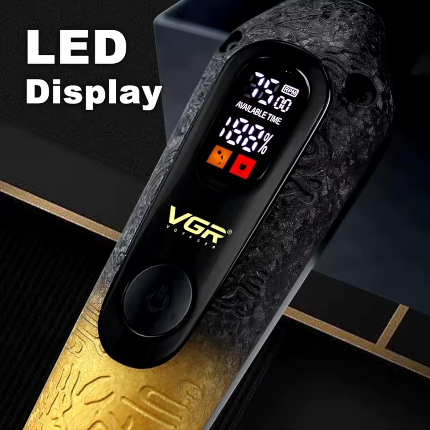 Close-up of the VGR V-879T hair clipper's LED display showing battery percentage e RPM.
