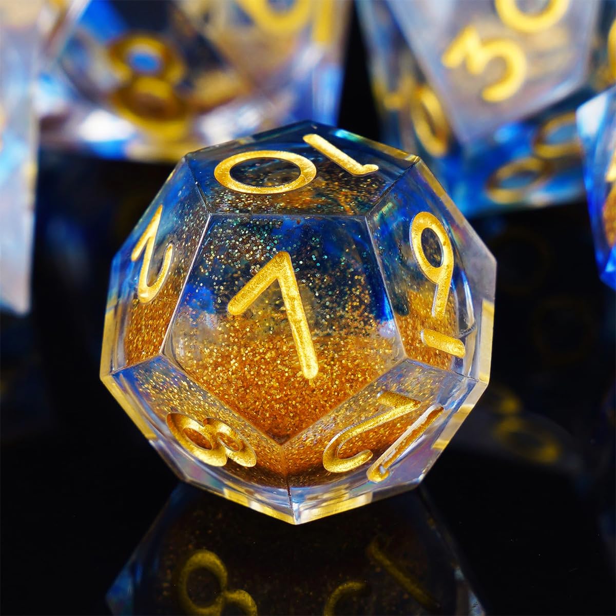 Sarini 7 pezzi di dadi con nucleo liquido in resina dadi con bordi affilati set di dadi DND poliedrici per giochi da tavolo MTG RPG Dungeons and Dragons （Oro blu）
