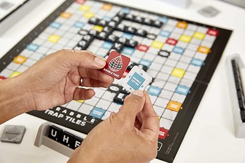Miniatura 3 de Mattel Games HLM17 Scrabble Traps Danger (versión alemana), juego de mesa de crucigramas, juego familiar para adultos y niños a partir de 10 años