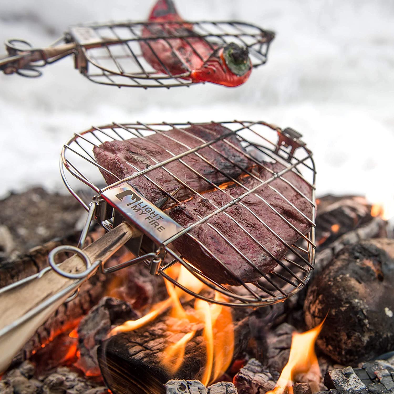 Light My Fire Survival Set Fire n Grill - Inkludiert Magnesium Feuerstarter, Camping Grill, Marshmallow Spieße und Natural Anzündholz - Kochen Zubehör - Prepper Set - Grill Outdoor und Zubehör