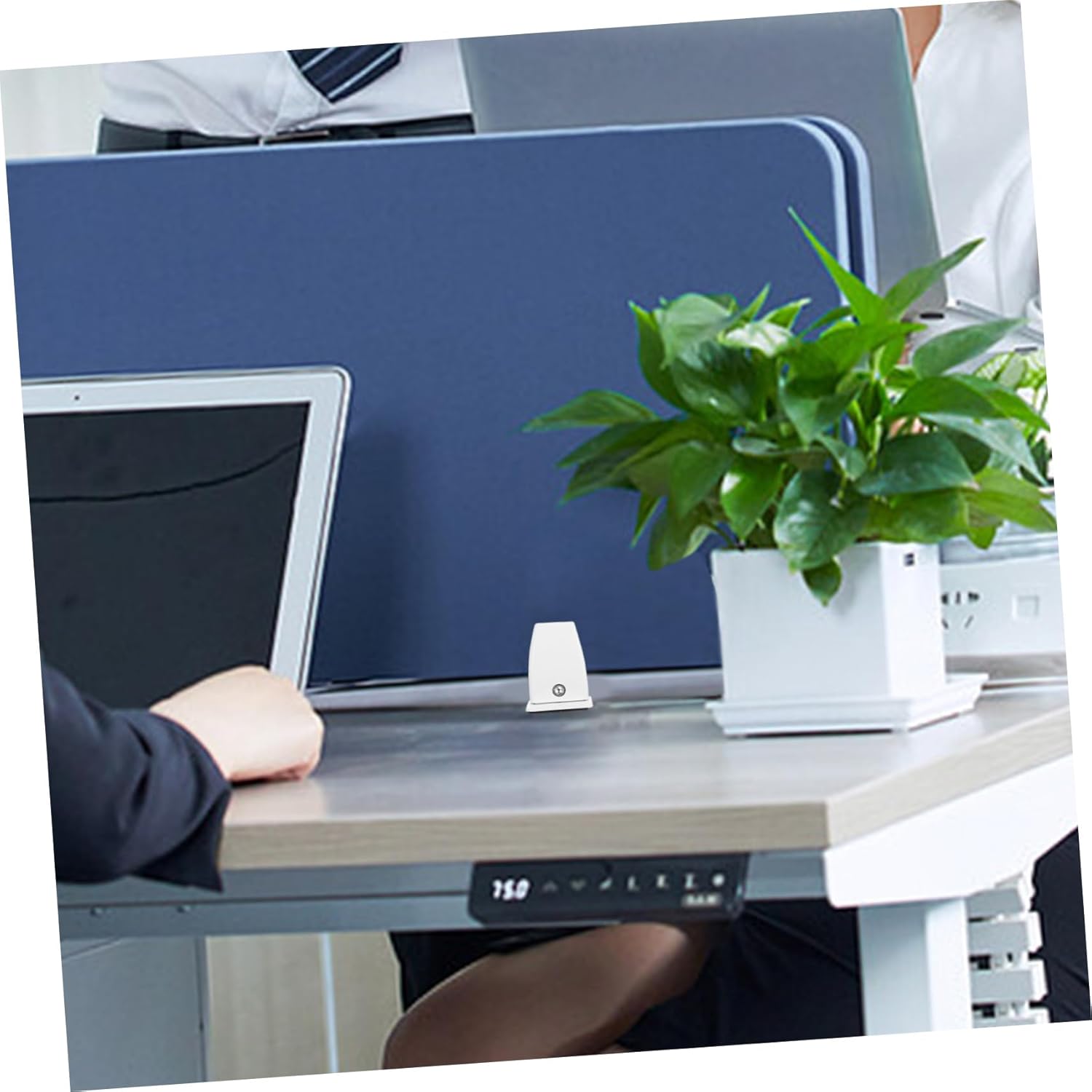 HOMSFOU 4pcs Adjustable Desk Divider Clamp for Privacy Panels Sturdy Sneeze Guard Support Bracket for Office Partitions and Desktop Shields Soft White