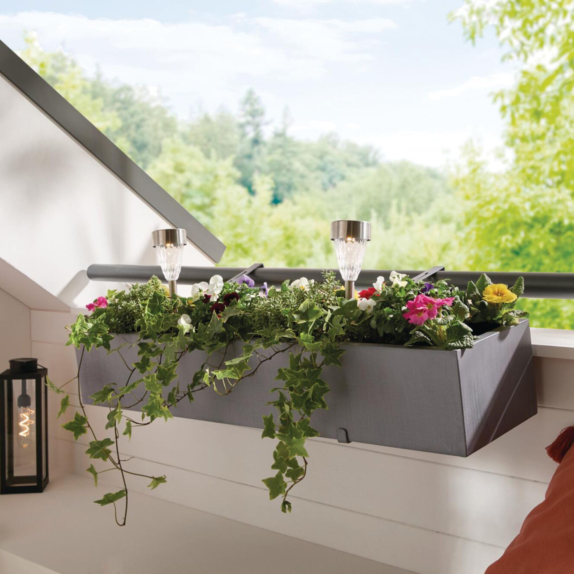 Dekoleidenschaft Balkon Blumenkasten Grau aus Metall, Pflanzkasten 90 cm lang, Balkonkasten mit integriertem Wasserablauf, Pflanzgefäß für Drinnen & Draußen