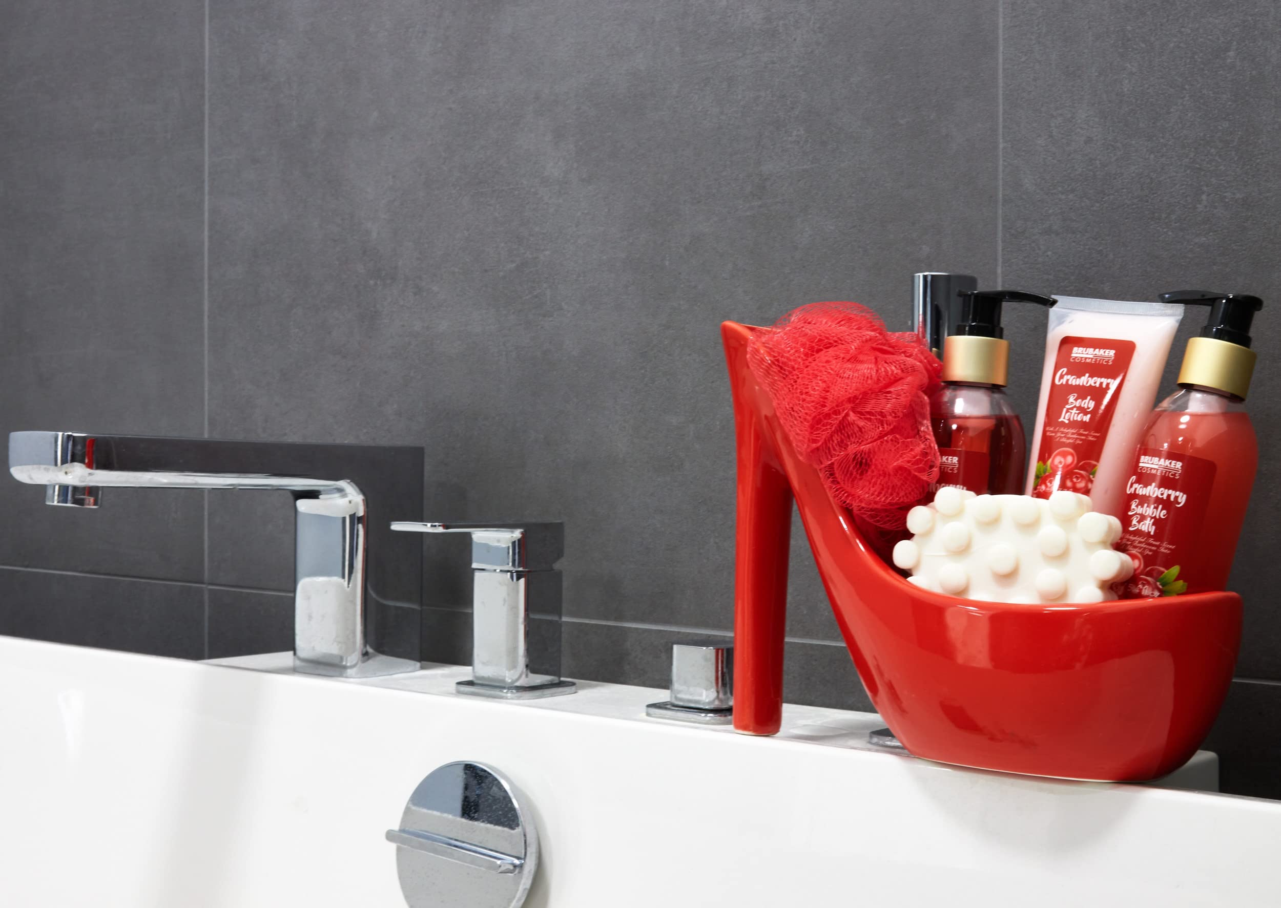 BRUBAKER Cosmetics Luxury Cranberry Beautyset - Set de Baño y Ducha de 6 Piezas - Set de Regalo en Rojo con Estilete de Cerámica