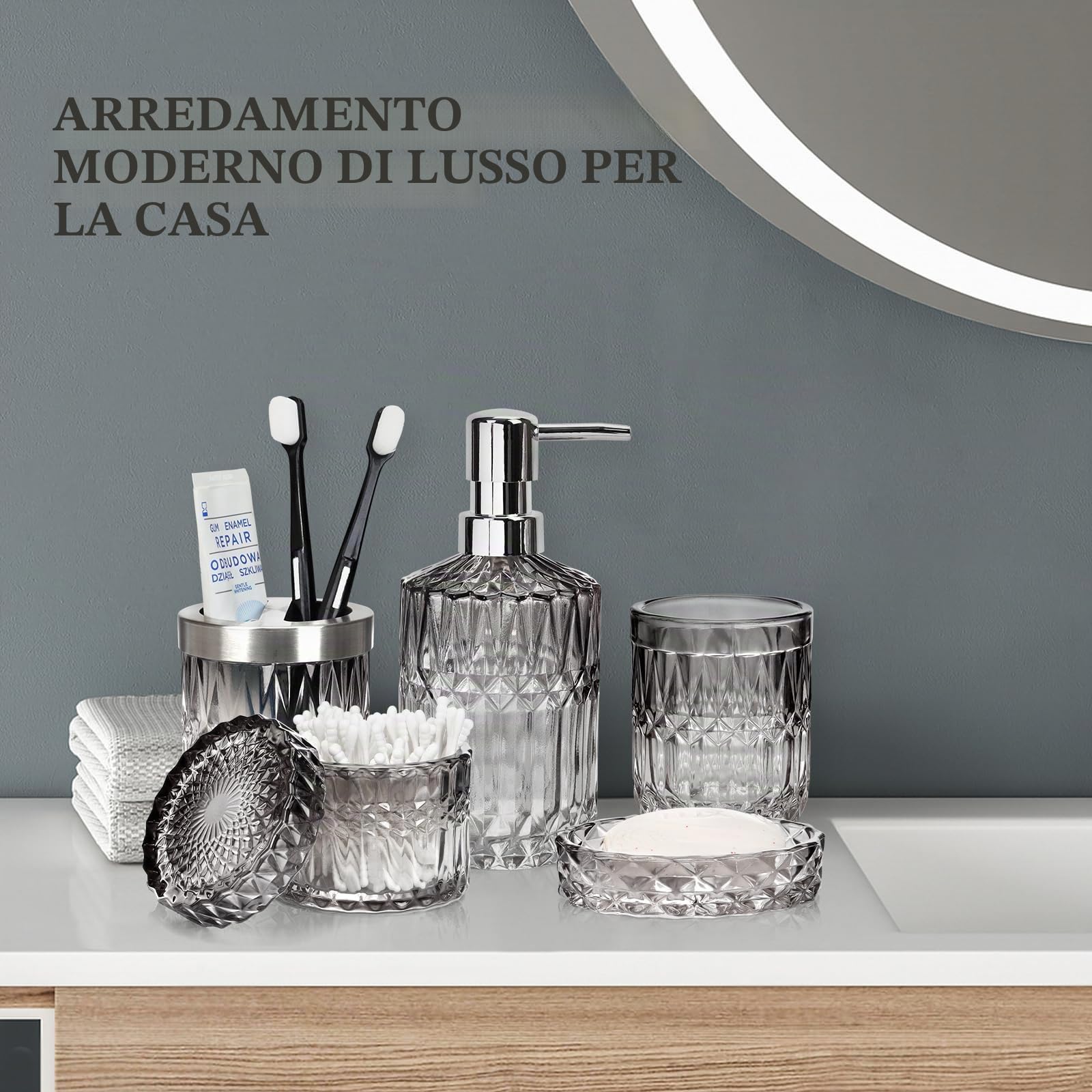 Set di 5 accessori da bagno in vetro – moderno dispenser di sapone, portasapone, portaspazzolino, bicchiere e barattolo per cotton fioc | Organizer da bagno dal design elegante (sfumato nero e