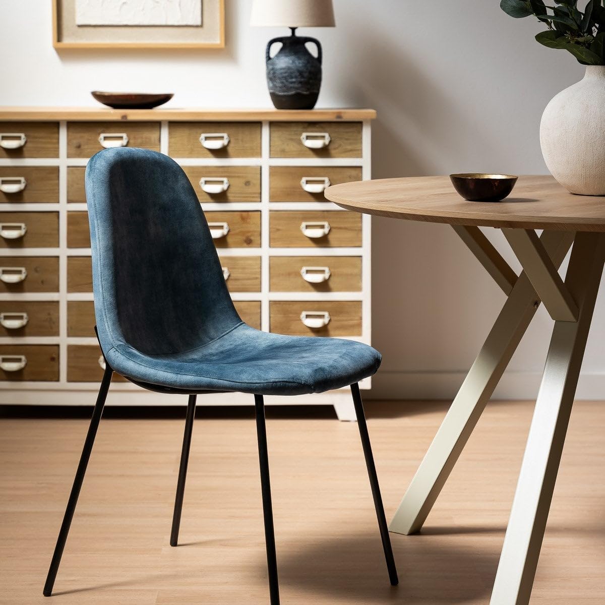 LOLAhome - Silla de Comedor o Cocina Gina Azul tapizada en Terciopelo con Patas metálicas Negras