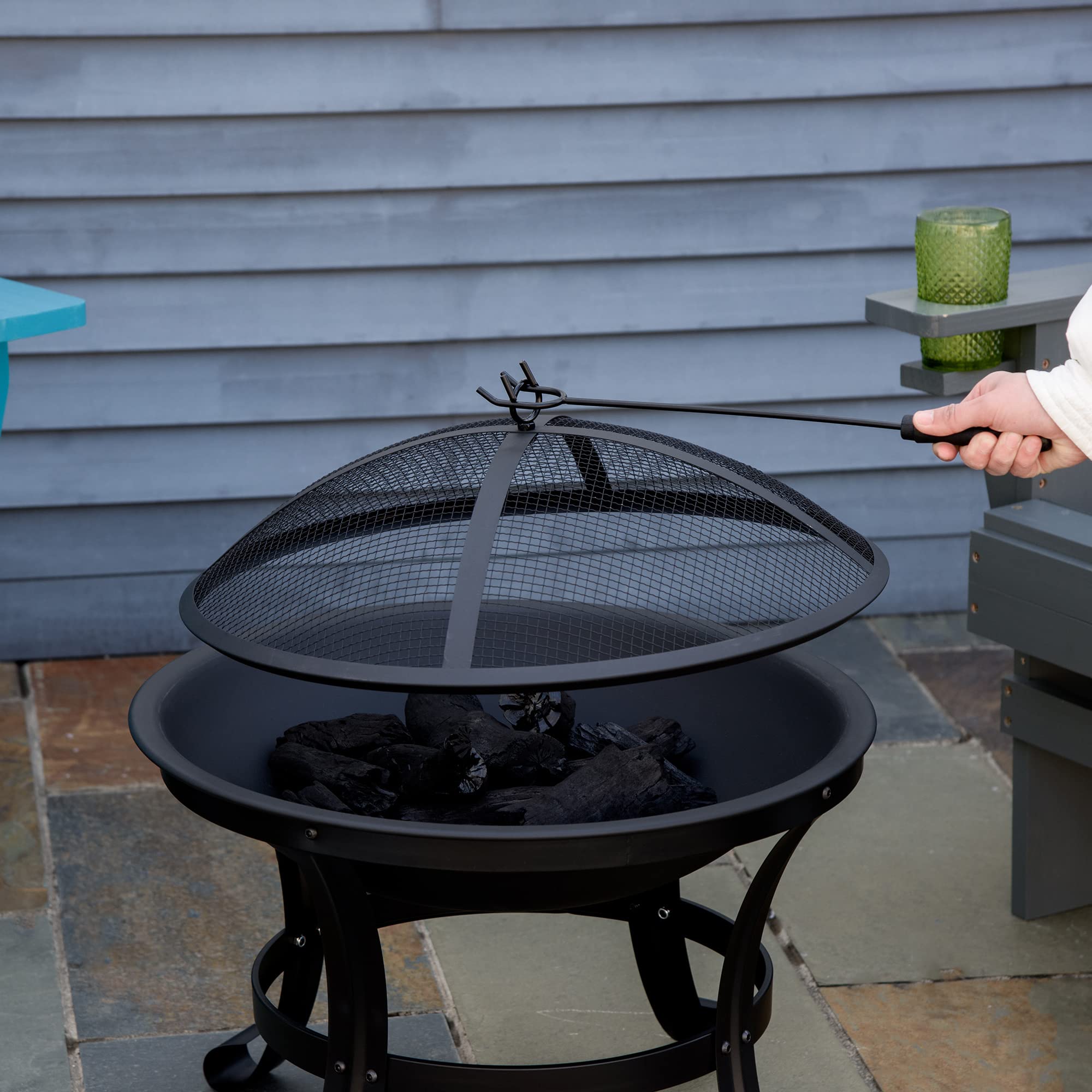 Outsunny Brasero Exterior para Jardín Pozo de Fuego de Acero con Protector de Chispas y Atizador para Hogueras en Terraza Camping Ø55x50 cm Negro