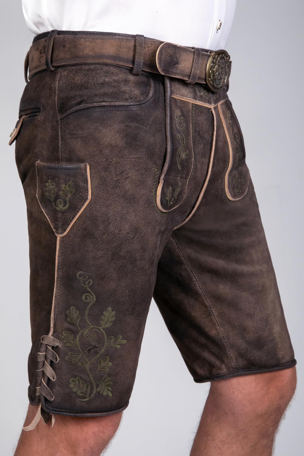 Edelnice Trachtenmode Kurze Wildbocklederhose Gustl in Dunkelbraun mit edler grüner Stickerei