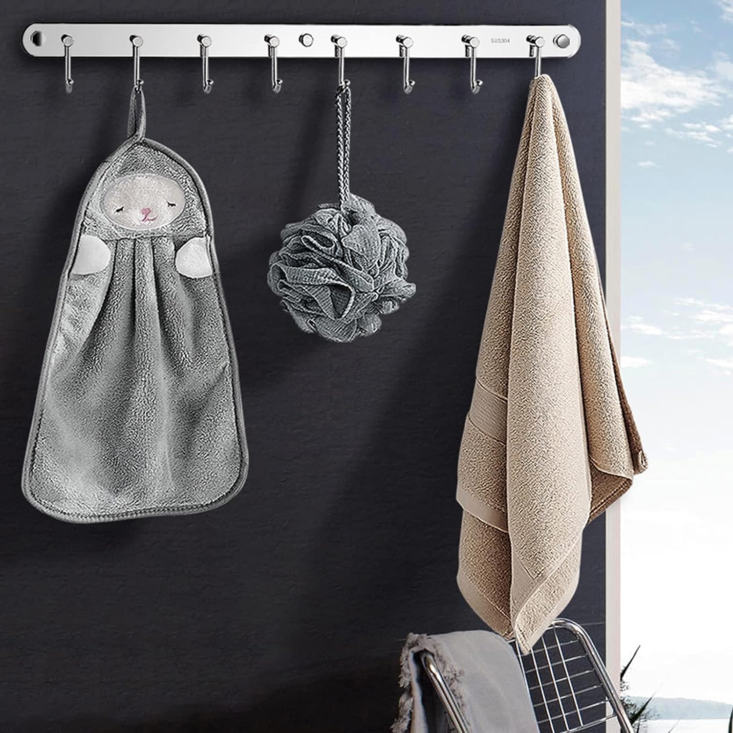 Potten En Pannen Die Op De Muur in Een Oude Keuken Hangen Stock Foto