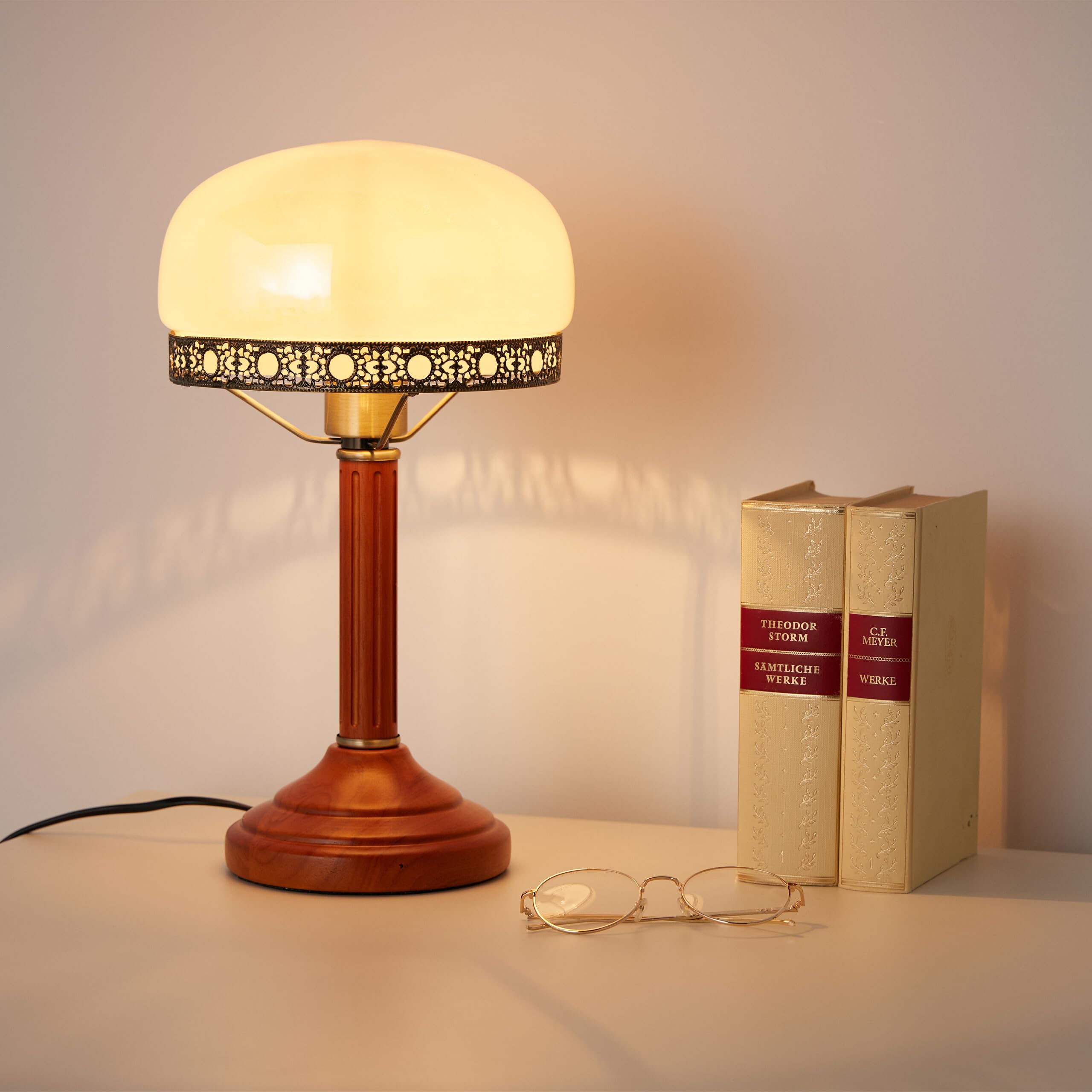 Relaxdays Tischlampe Rund Holzfuß Nostalgie Jugendstil Look, beige/Messing-Optik 10016611, Antik