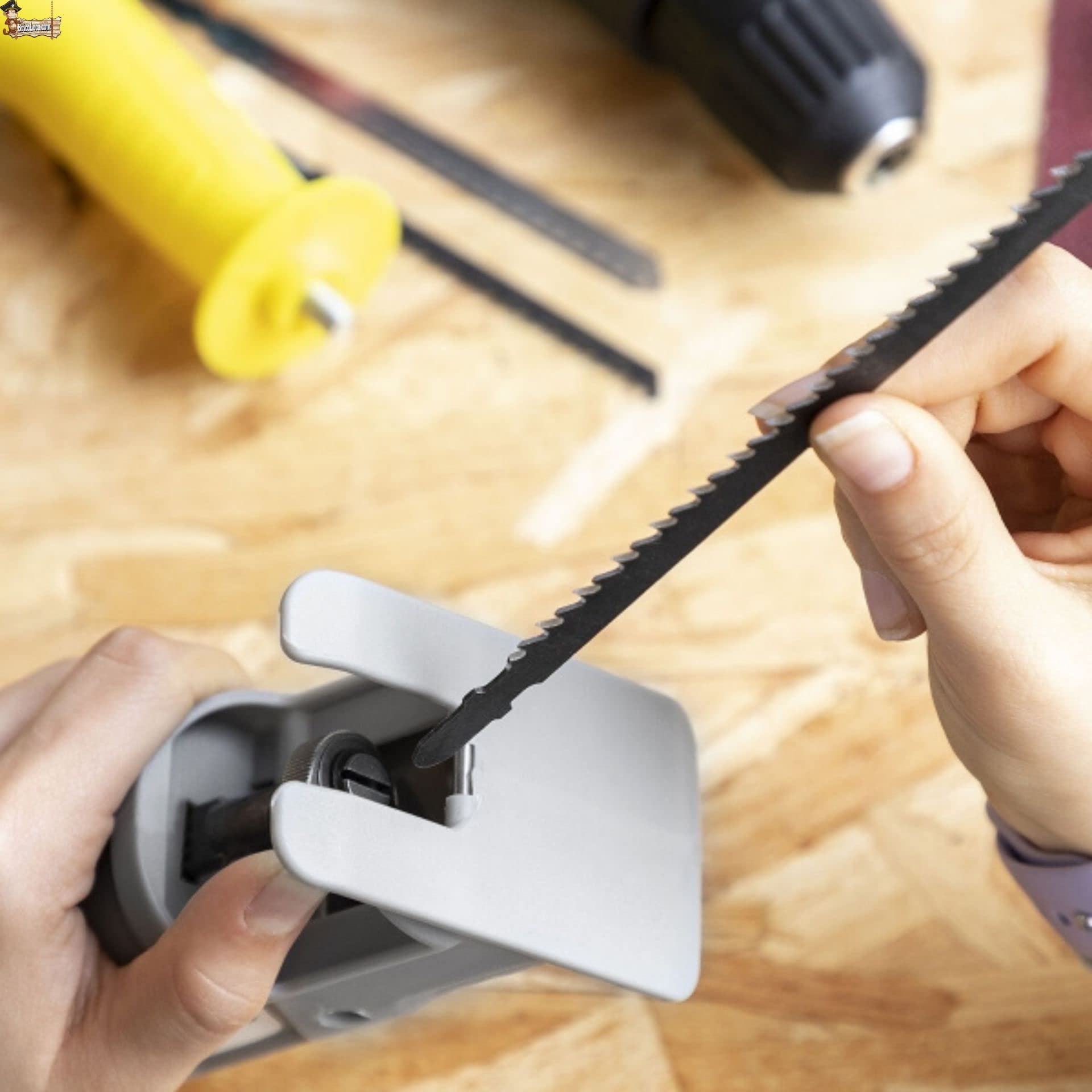 BricoLoco.com Akcesoria do wiertarki adapter wyrzynarki. Zamień wiertło w maszynkę. Zawiera trzy rodzaje arkuszy do PVC, metalu i drewna.
