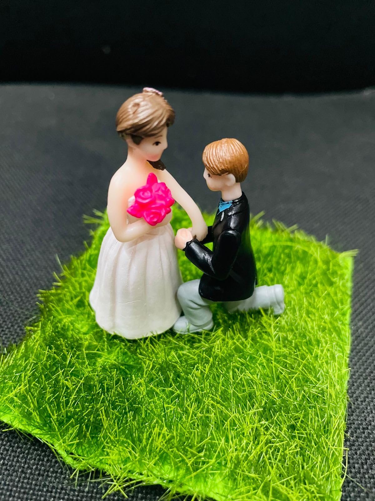 QAWACHH Romantic Couple Proposal Resin Miniature Figurine | Groom Proposing Bride | Love Showpiece for Engagement, Wedding Cake Topper and car Dash Dashboard Decor with Grass Piece