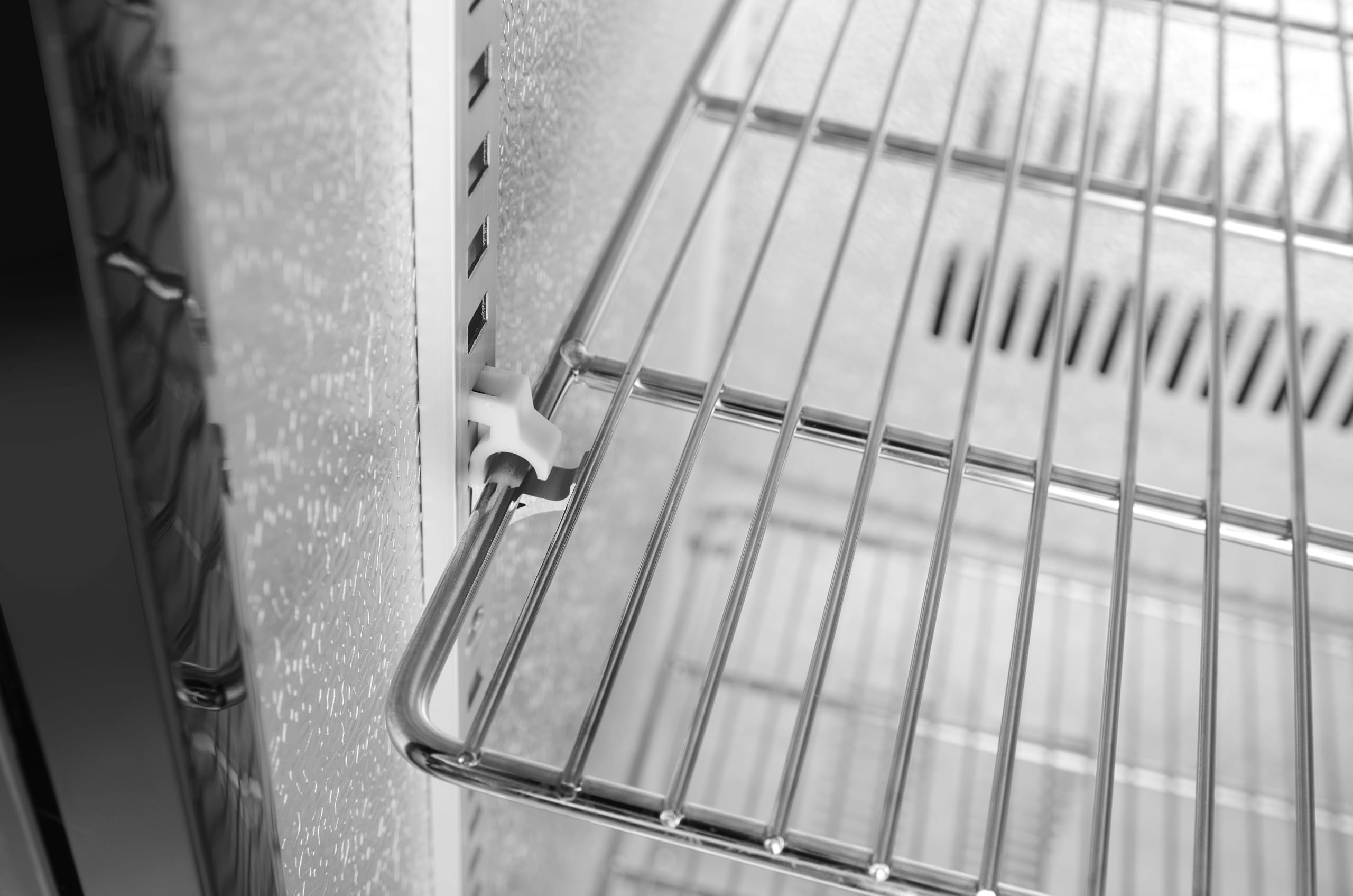 HENDI Refrigerador para bebidas Arktic, botellero vertical de bar, 1 puerta, 243L, 0–10°C, 220V, 195W, 600x530x(H) 1820mm, acero con recubrimiento en polvo negro