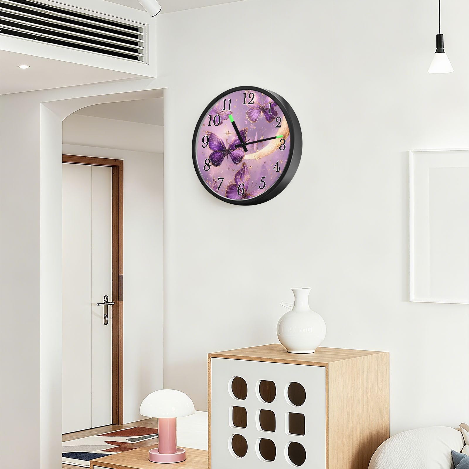 Mnsruu Reloj de pared luminoso con diseño de mariposa morada, luna, mariposas, reloj de pared que brilla en la oscuridad, funciona con pilas, silencioso, sin tictac, luz nocturna para dormitorio