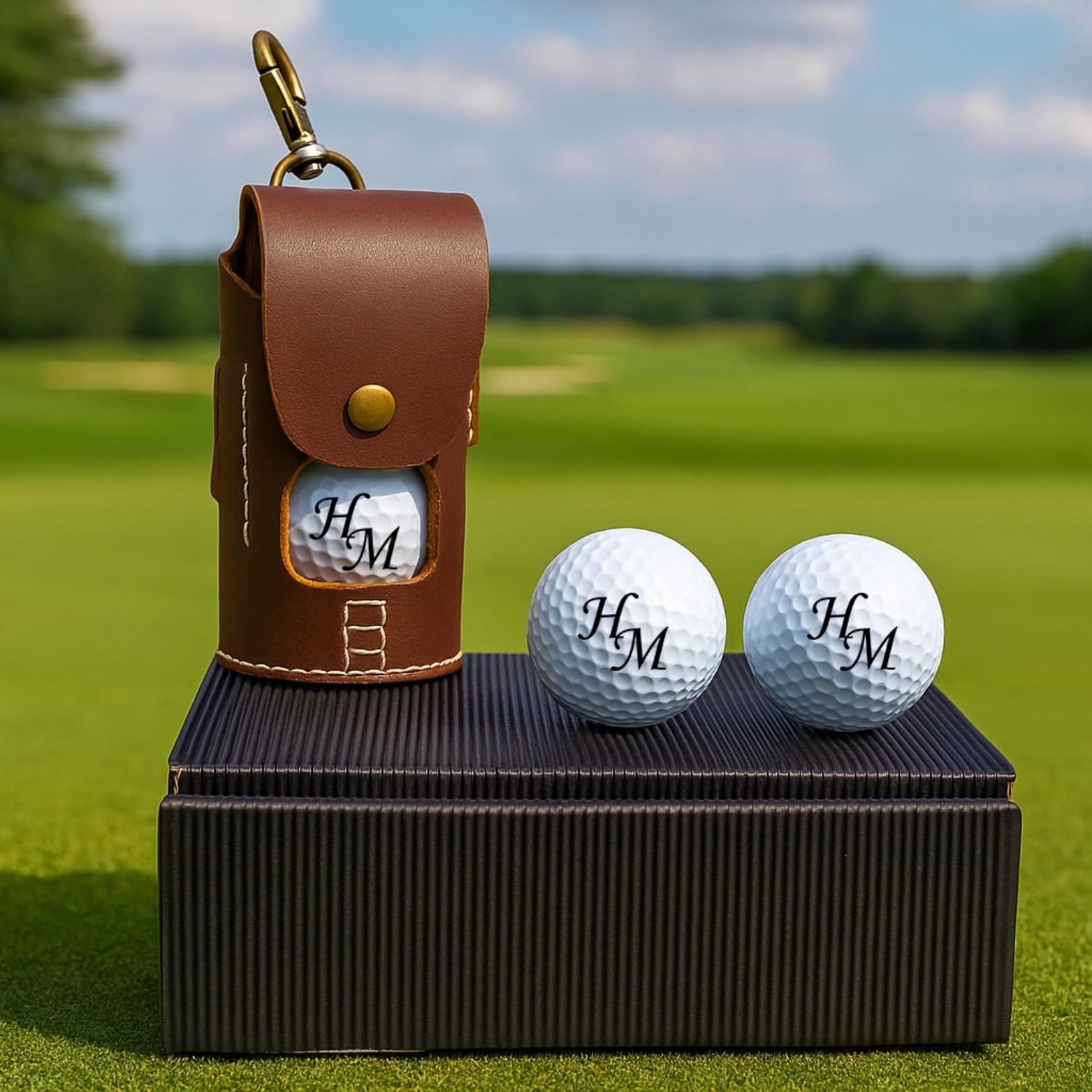 Étui en cuir pour balle de golf avec initiales gravées au laser - Personnalisable - Avec 4 balles de golf Wilson Ultra