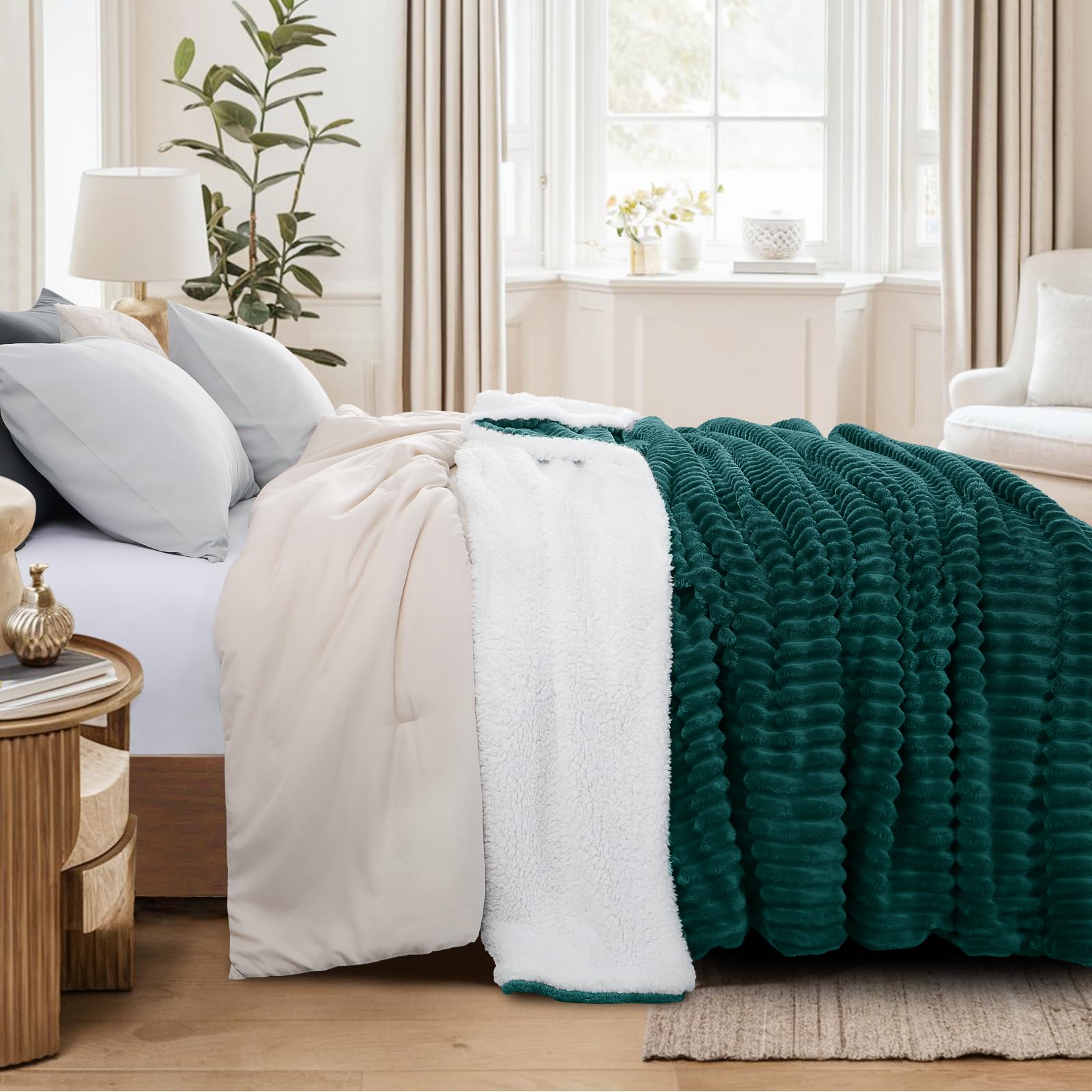 Aisbo Couverture Polaire Sherpa 150x200cm Vert Foncé, Couverture en Flanelle épaisse Couche et Confortable, Plaid Canape Fourrure Jeté de Canapé et aux Lits Chaude et Douce pour l'hiver Épais