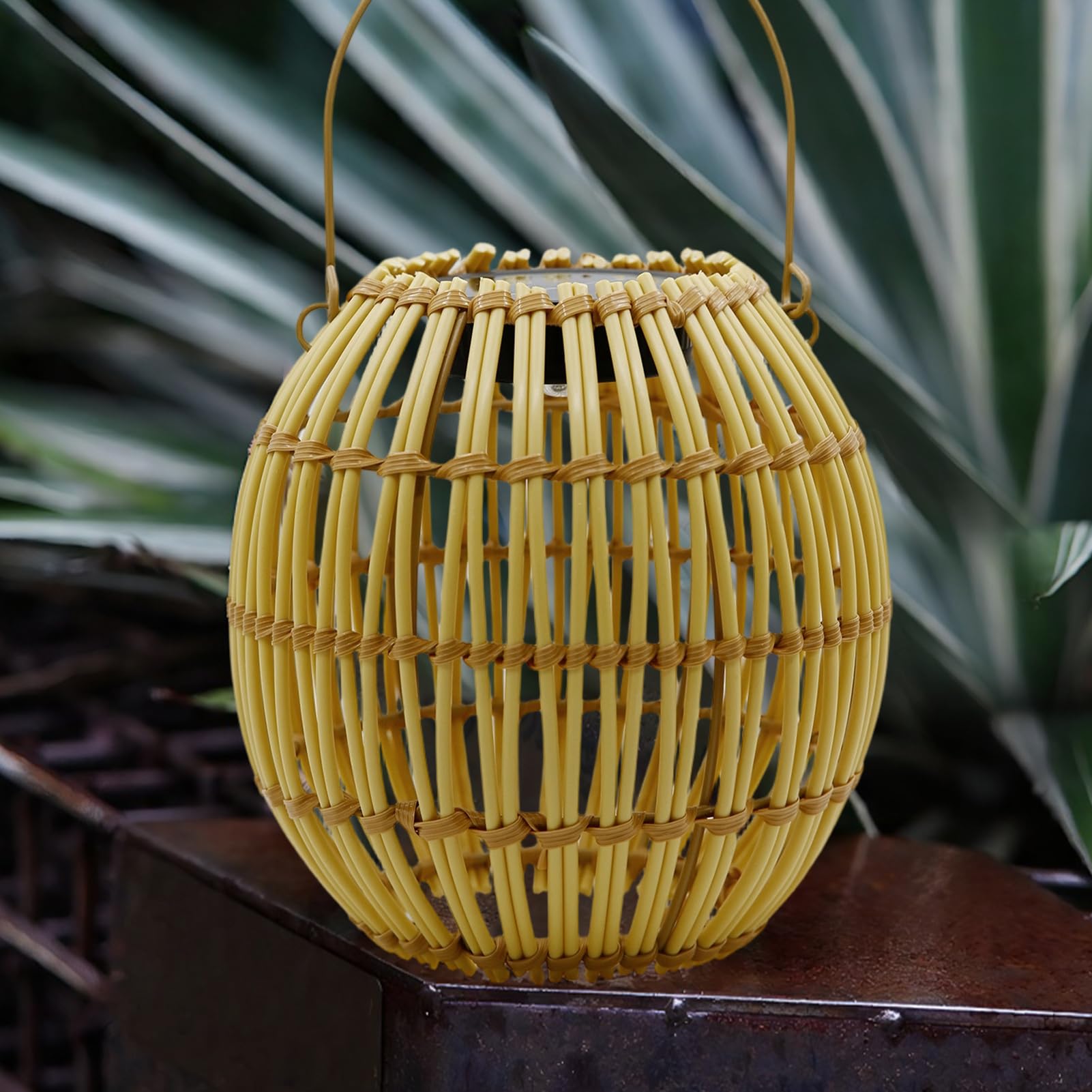 Lanterne in rattan, da esterni in rattan, resistenti alle intemperie, ad energia solare, con elegante , struttura in resina robusta con design unico, illuminazione da giardino per