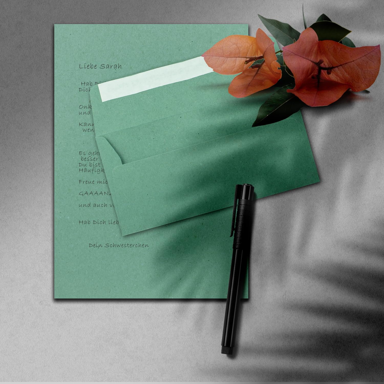 Juego de 150 papel de carta DIN A4 con sobres DIN largos, cierre adhesivo sensible a la presión, papel de estraza, verde eucalipto, papel para escribir reciclado con sobres FarbenFroh by GUSTAV NEUSER