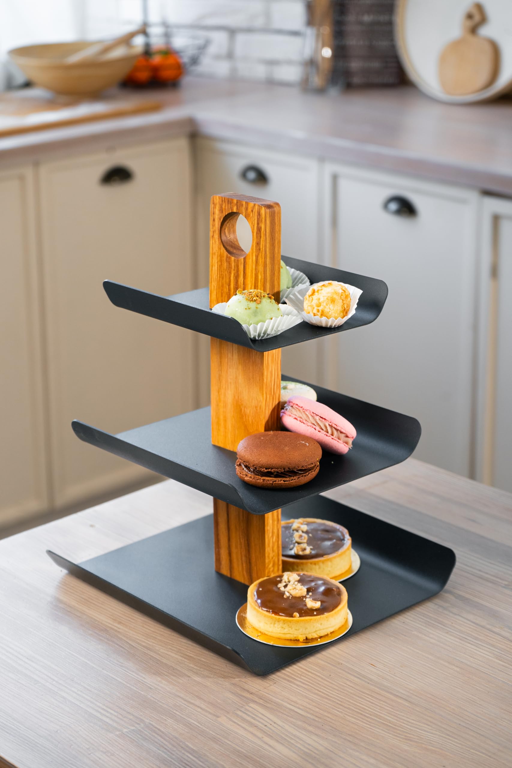 B4K® Présentoir à 3 Étages en Bois de Chêne et Métal – Bol à Fruits et Plateau de Service Élégant 2-en-1, Idéal pour Fruits, Gâteaux, Bonbons, Pain et Snacks (33 x 24 cm)