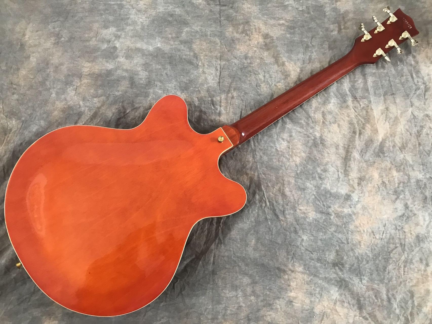 Guitarra eléctrica Jazz personalizada, cuerpo semihueco, herrajes dorados, trémolo, color naranja