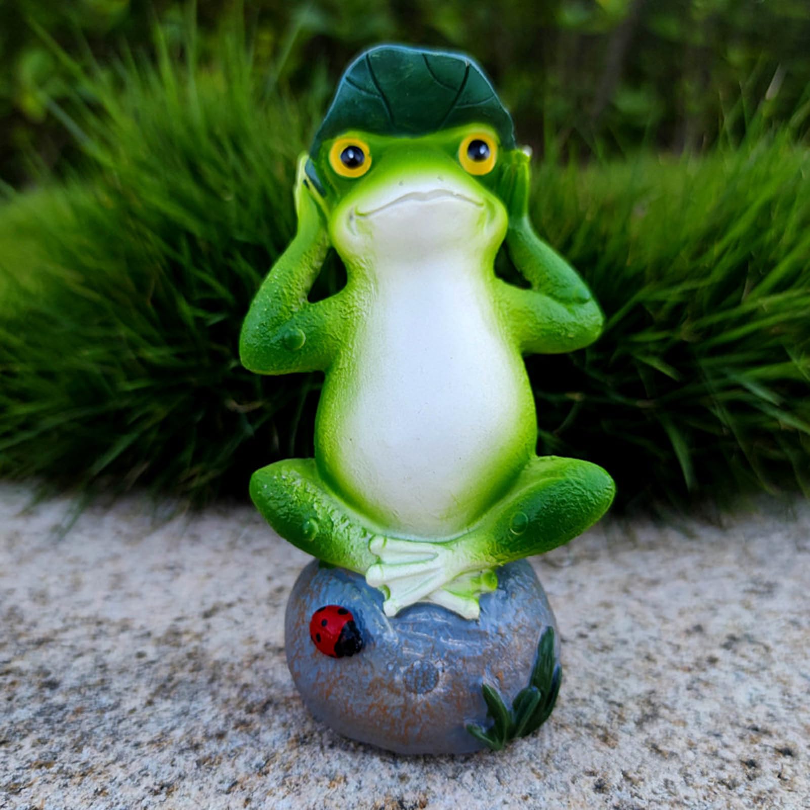 Statue da Giardino di Rana Seduta su Statuetta di Pietra Resina Decorazioni per Esterni per Patio Prato Cortile Alto 5.8 Pollici,Arredamento da Giardino,Verde,8.5 * 7 * 14.8cm