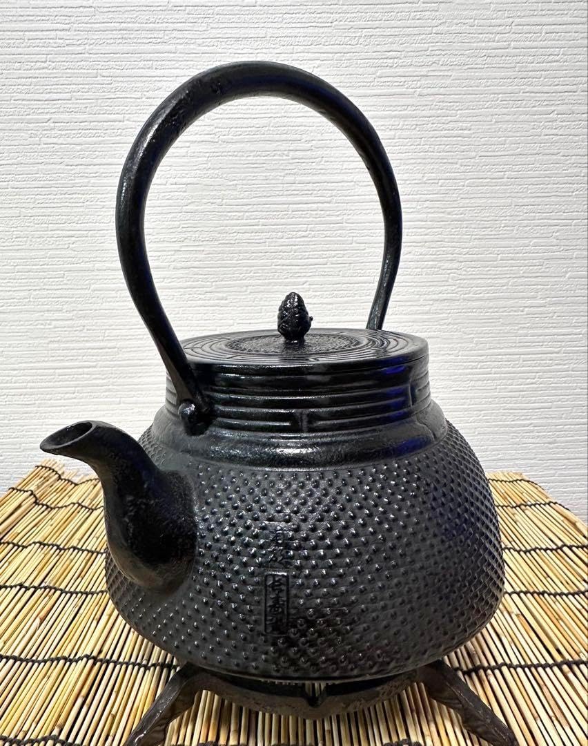 未使用品、供箱、栞、タグ付　南部天正堂作１９型コシキアラレ　南部鉄瓶　南部鉄器 供箱、栞、タグ付 南部天正堂作19型コシキアラレ 南部鉄瓶 南部鉄器