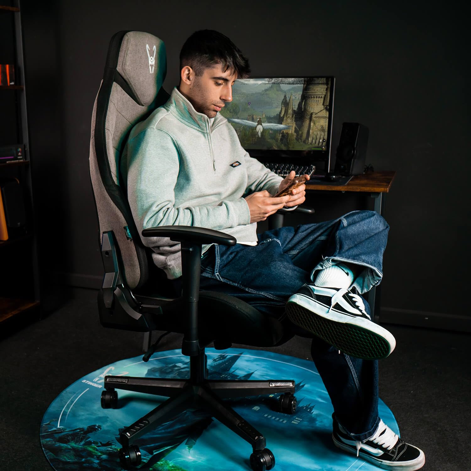 Woxter Stinger Station Titan Dark - Sedia da gaming ergonomica, tessuto idrorepellente, asse di resistenza realizzato in acciaio e ruote silenziose di massima qualità, GM26-110
