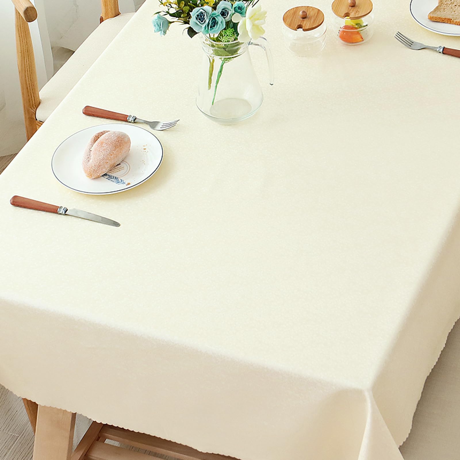 Nappe de table anniversaire blanche en toile cirée pour un goûter d'enfants sans taches
