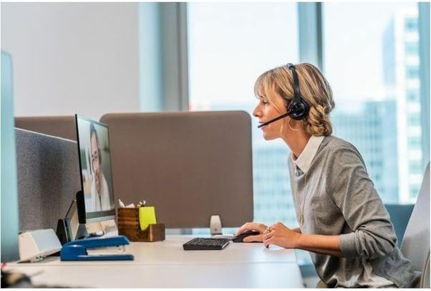 Poly Savi 8220 UC Wireless DECT Headset System