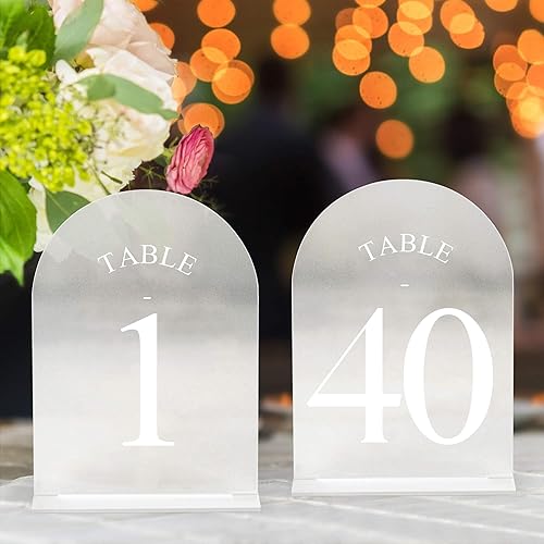 Miniatura 70 de JOYIT Números de mesa de boda de arco del 1 al 30 con soportes: letreros acrílicos impresos de doble cara de 5 x 7 pulgadas con fondo negro y texto
