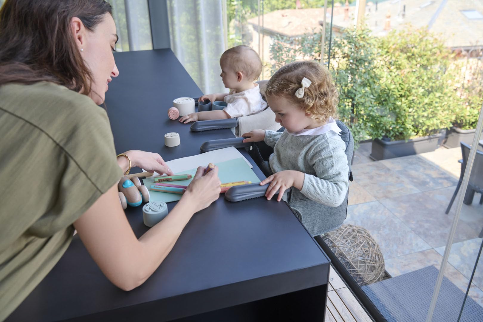 Inglesina Fast, Seggiolino da Tavolo Pieghevole, Grigio Chiaro (Stone Grey), Facile da Trasportare, Lavabile, Installazione Sicura, Fino a 15 kg, 35 x 27 42 cm