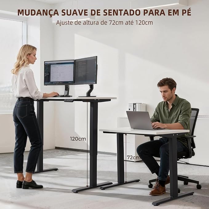 Pessoas trabalhando em uma mesa com a estrutura ajustável em diferentes alturas