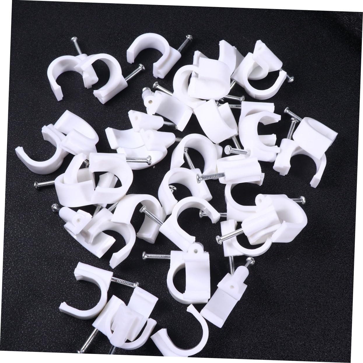 NUOBESTY Lot de 100 Clips de Câble en Pvc Blanc, Clous en Acier, Fixation Murale pour Tubes Cuivre, Installation Facile pour Câblage Intérieur