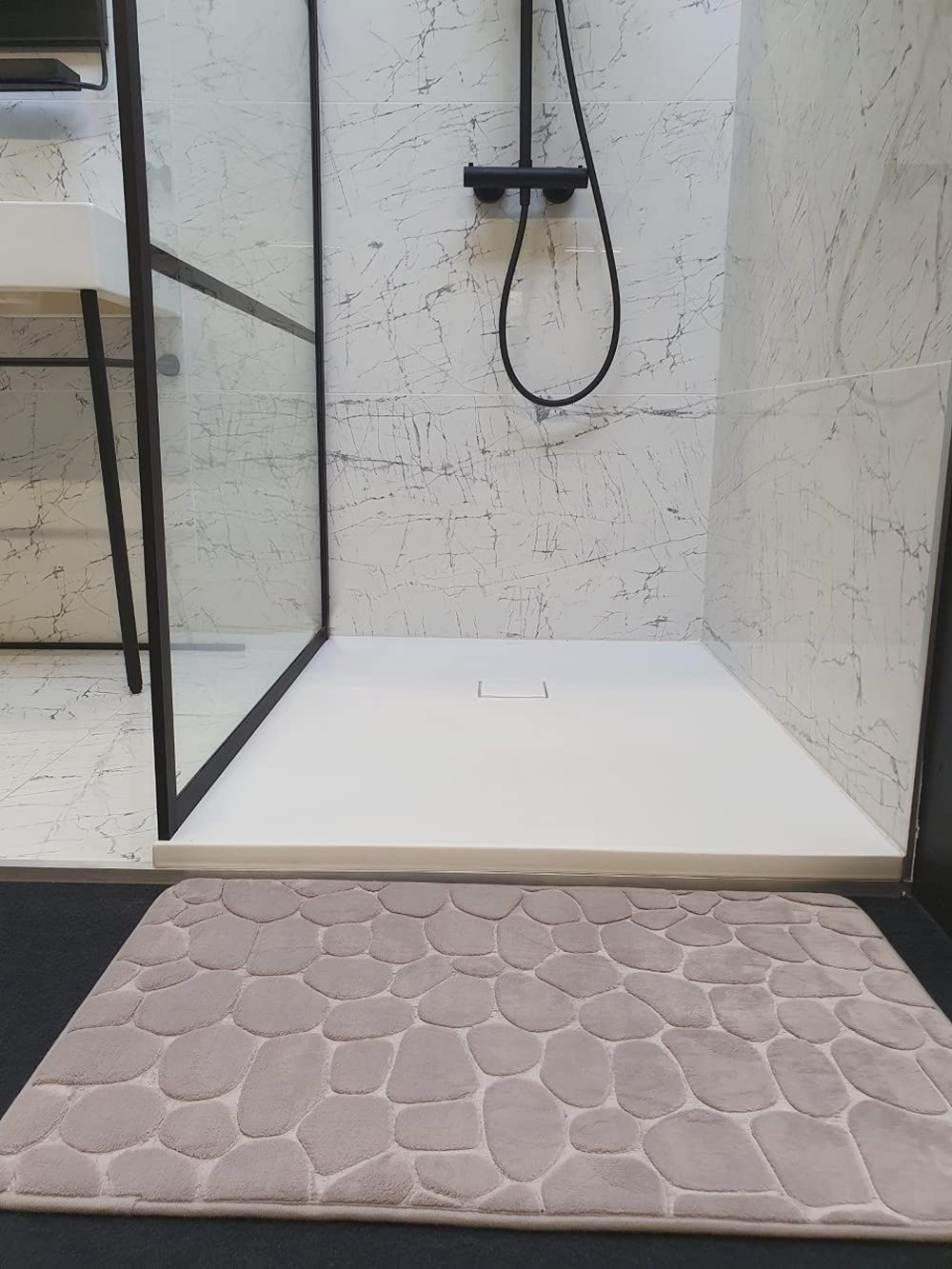MadeInNature Tappeto in microfibra per bagno, antiscivolo in memory foam, disegno Galet 50 x 80 cm, colore nero, grigio scuro, talpa, blu anatra, fucsia (talpa, 2)