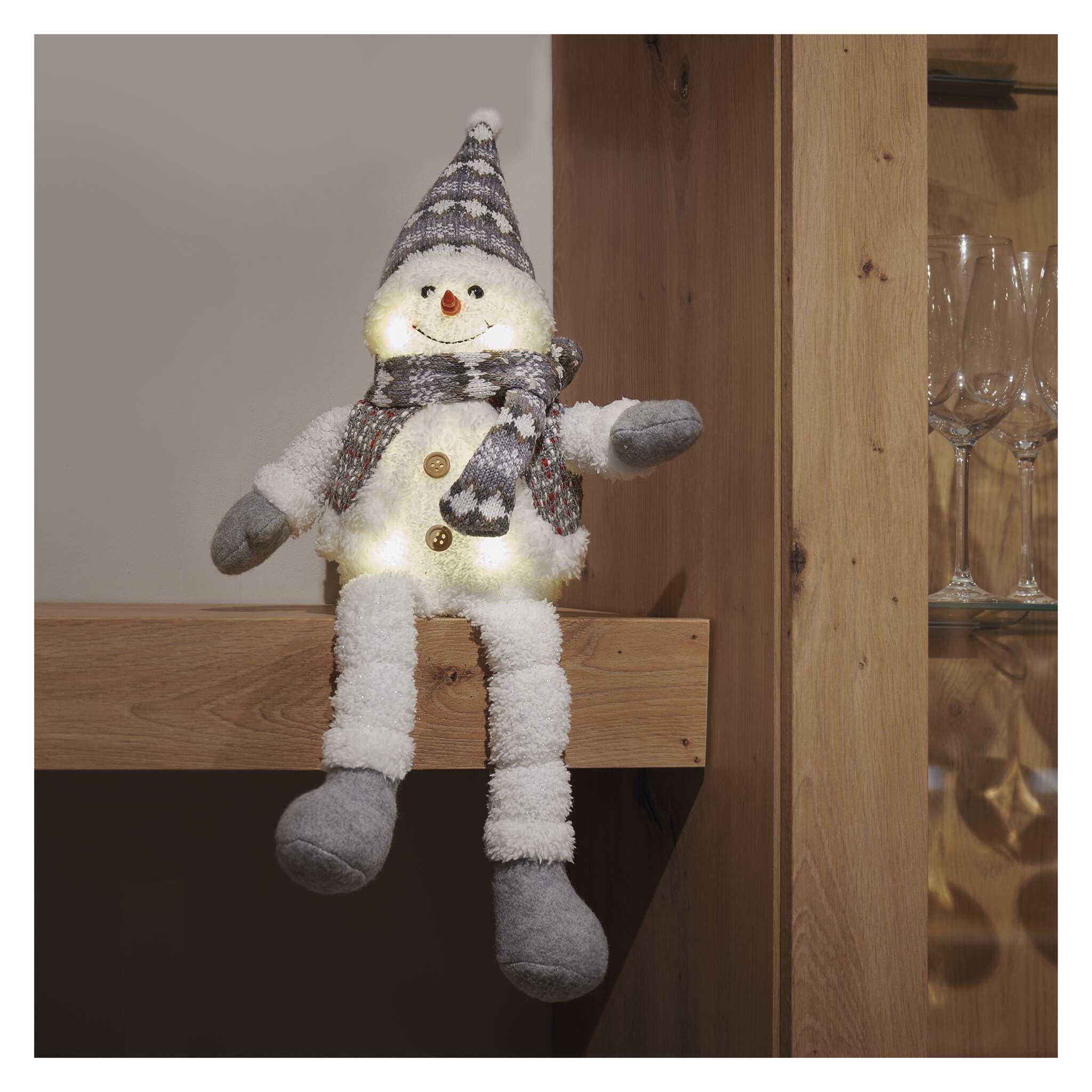 Bonhomme de neige de Noël lumineux pour décorer une étagère de salon