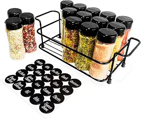Suporte Cesto Ferro com Alça + 15 Potes Tempero 130ml de Plástico para Condimentos Especiarias Temperos com Tampa Dosadora Dupla + Adesivos