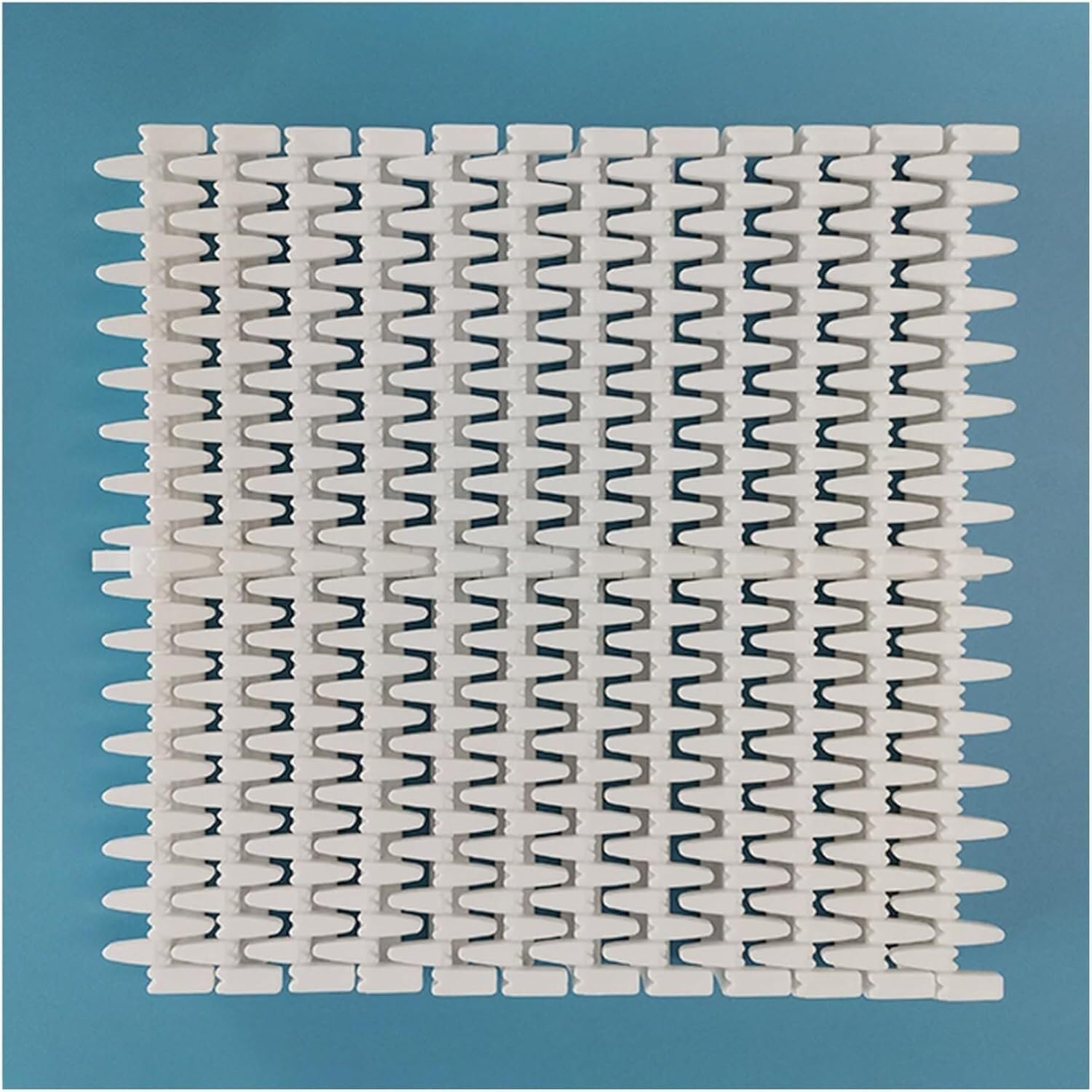 Grille de drainage rectangulaire pour remplacer une gouttière cassée blanche