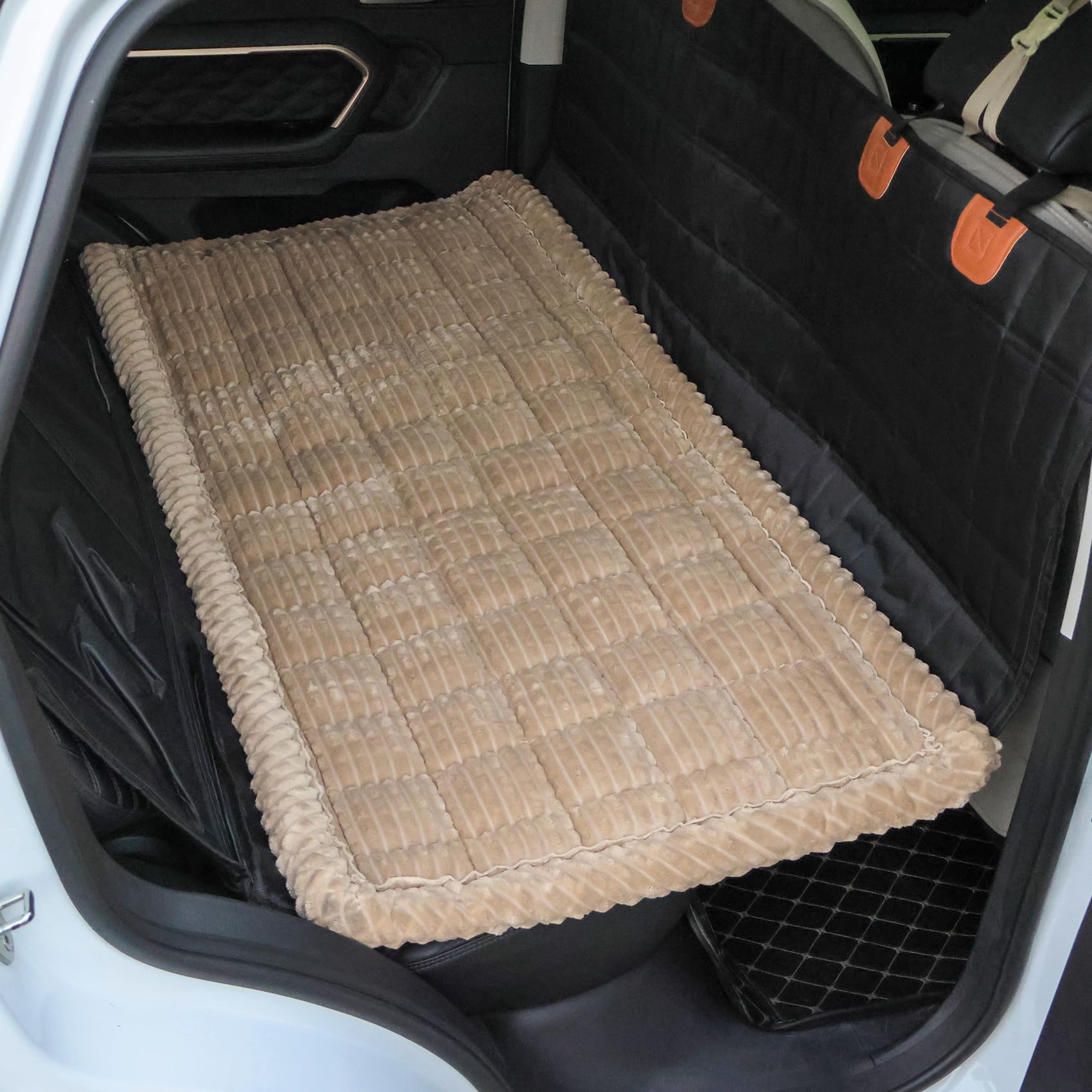 AEEISHOMEREFORM Hundematte Auto Rückbank 63×137 cm – Maschinenwaschbar, rutschfeste Hundedecke fürs Auto, Dicke PP-Wattierung, Schonbezug/Hundeschutz für SUV & Kombi (Hellbeige, 63x137 cm)