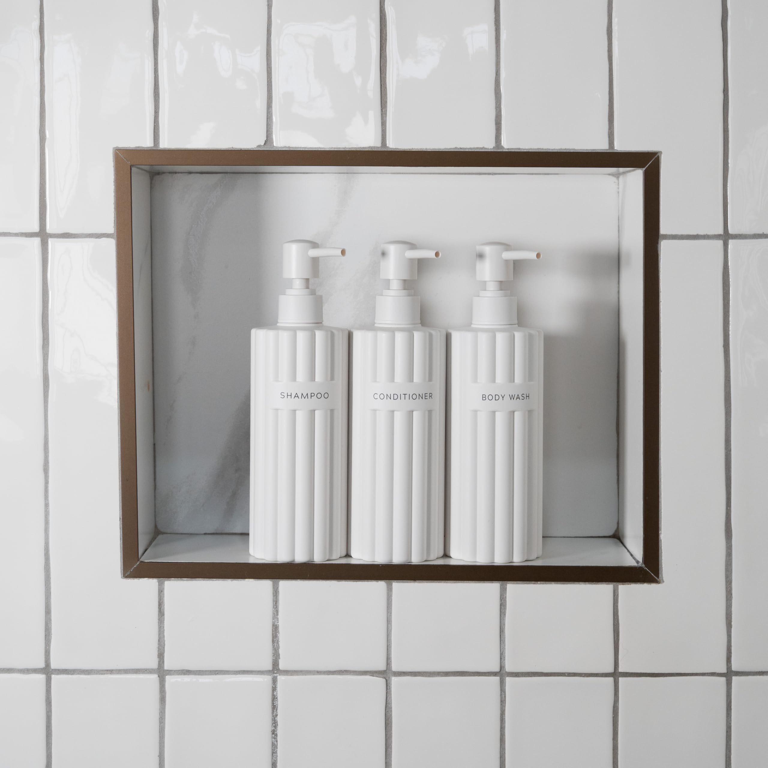 Elegante dispenser per shampoo e balsamo, set da 3 – Moderne bottiglie di sapone da doccia con pompa ed etichette, dispenser per bagnoschiuma facile da riempire per un aggiornamento istantaneo della