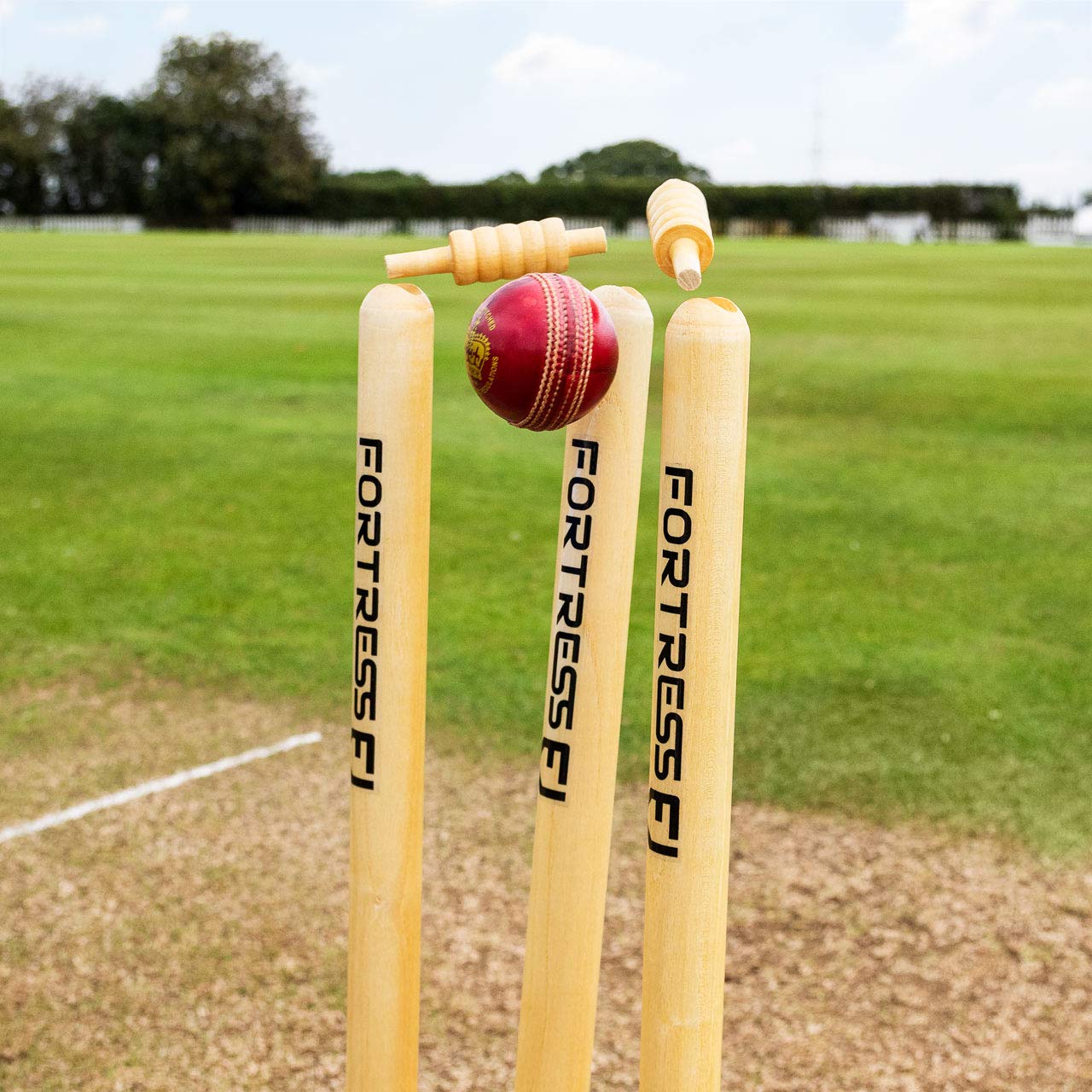 FORTRESS Stump di Cricket in Legno- Stumps Comformi alle Regolazioni ICC (69cm) | 2 Stili Disponibili : Standard Country o Standard Club | Set Cricket autoportanti