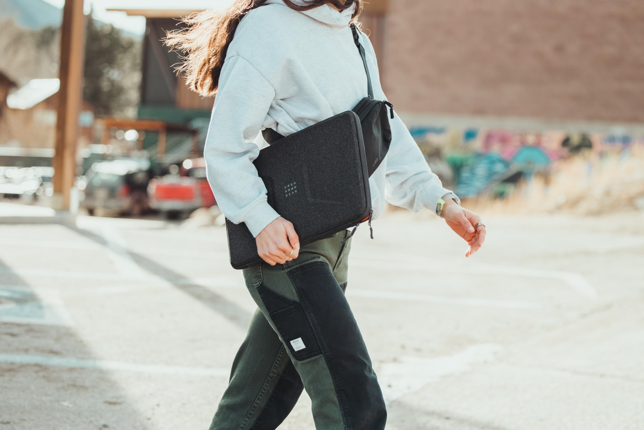 Urban Armor Gear Civilian Funda para Portátil 15-16 Pulgadas | Repelente al agua | Interior de microvelour suave | Asa de transporte acolchada | Amplio compartimento interior