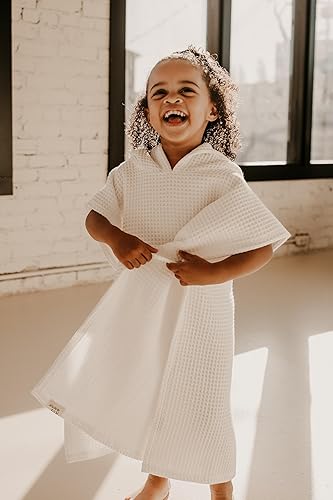Miniatura 3 de Jade&Kai Toalla con capucha para bebés y niños pequeños, se ajusta a un poncho, gofre de algodón orgánico, ligera y absorbente, para baño, playa y