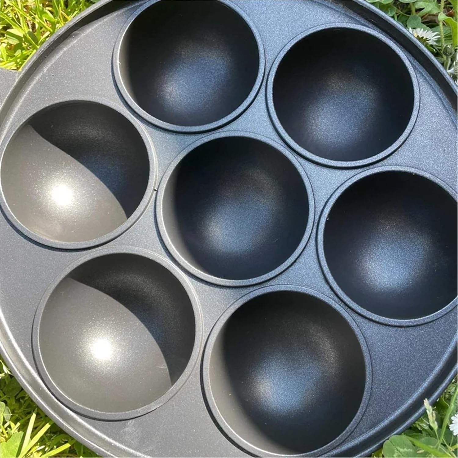 7-hole,scratch-proof and easy-to-clean round non-stick multi-functional baking pan，used for frying eggs,bread,cookies,muffins